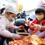 Anak-anak membuat kimchi dalam tradisi tahunan : Korea.net : Situs resmi Republik Korea - 코리아넷